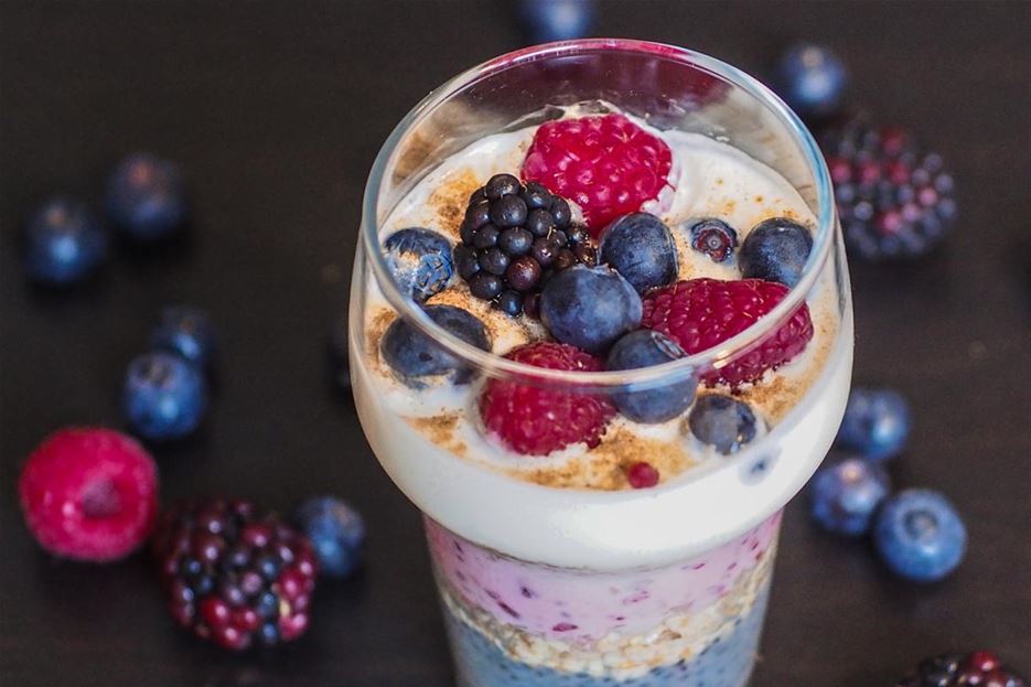 Basilikumsamen Pudding von oben mit Beeren.jpg