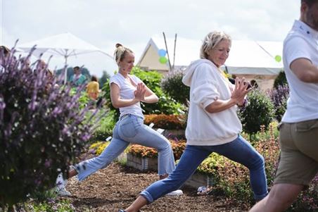 Yoga Draußen ohne Matte.jpg