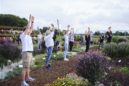 Yoga Kurs draußen.jpg