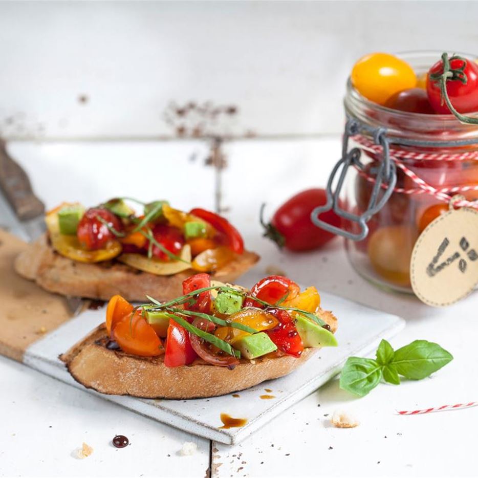 Bruscetta-mit-Kirschtomaten-und-Avocado.jpg